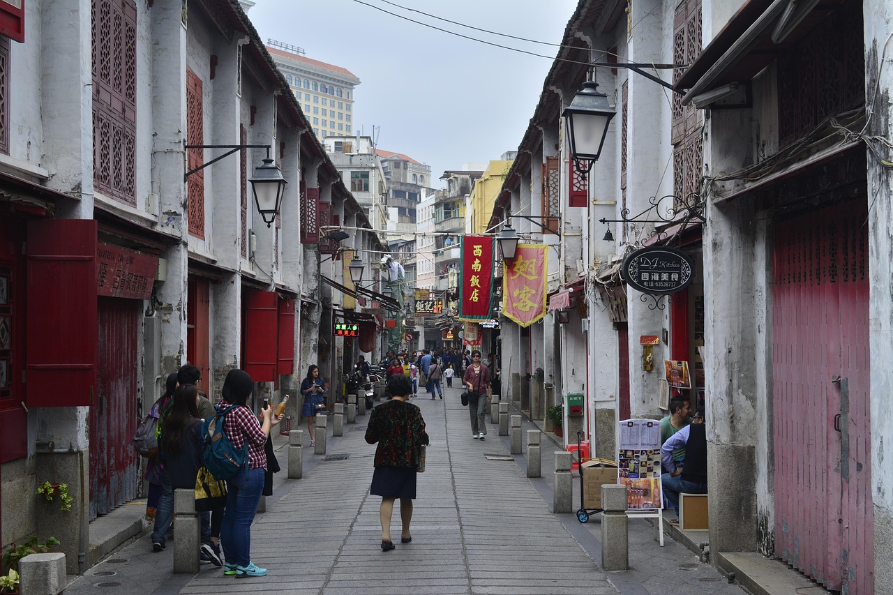 烏魯木齊城市變遷的歷史地理視角探索，方向偏移與探索